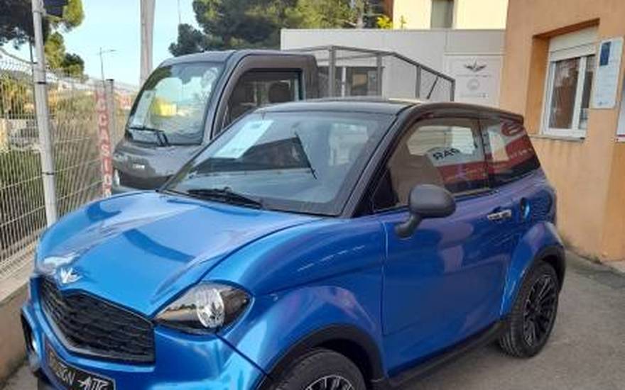 Casalini M20 bleue, voiture sans permis italienne haut de gamme