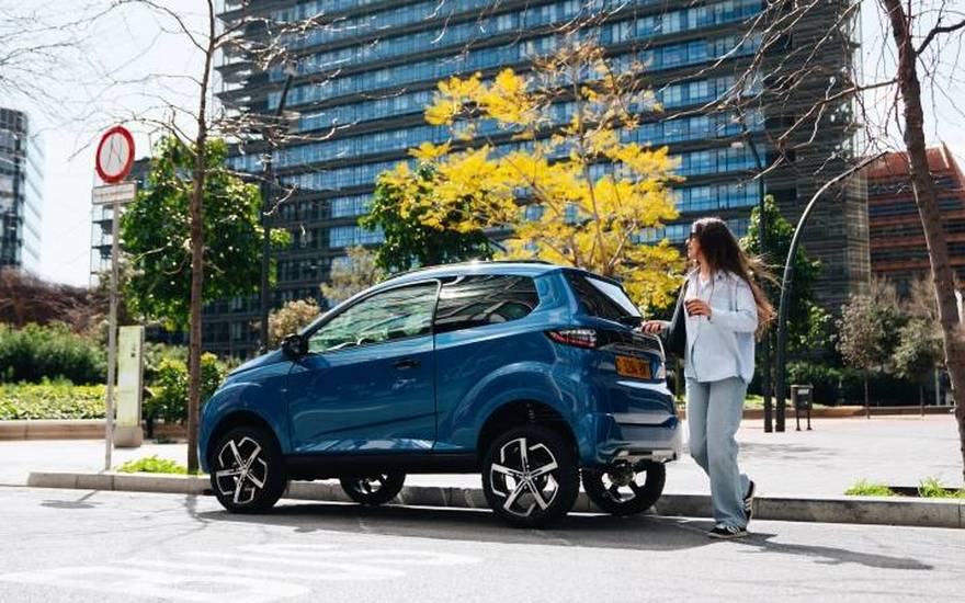 Aixam Crossover bleu, voiture sans permis au format SUV